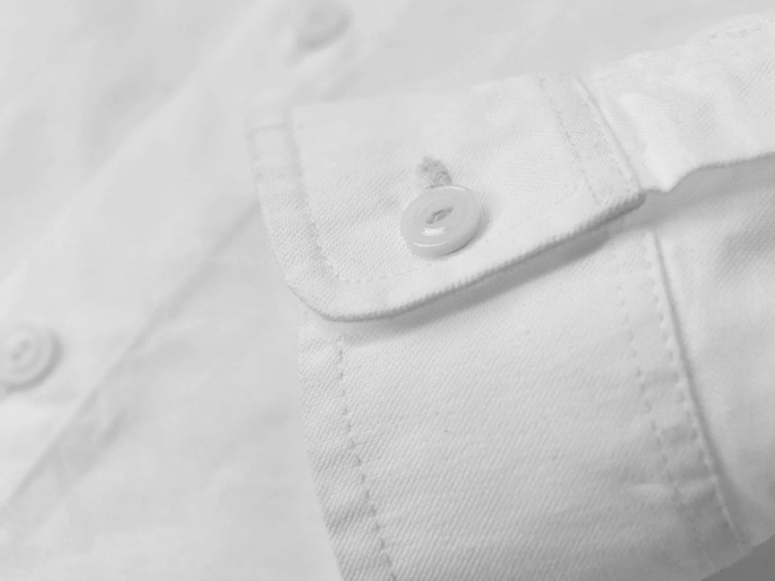 THE OXFORD. RELAXED SHIRT. WHITE